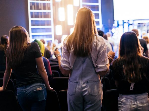 female body language signs to know woman is interested