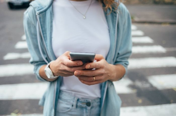 when to stop texting a girl: text ratio and busy day not good sign